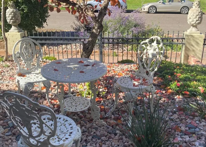 Pineapple House, Spacious 1St Floor Apartment! City Center! 96 Walk Score! Free Parking!