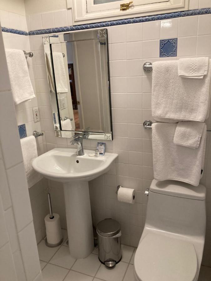 Pineapple House, Spacious 1st Floor Apartment! Center! 96 Walk Score! Free Parking! Appartement