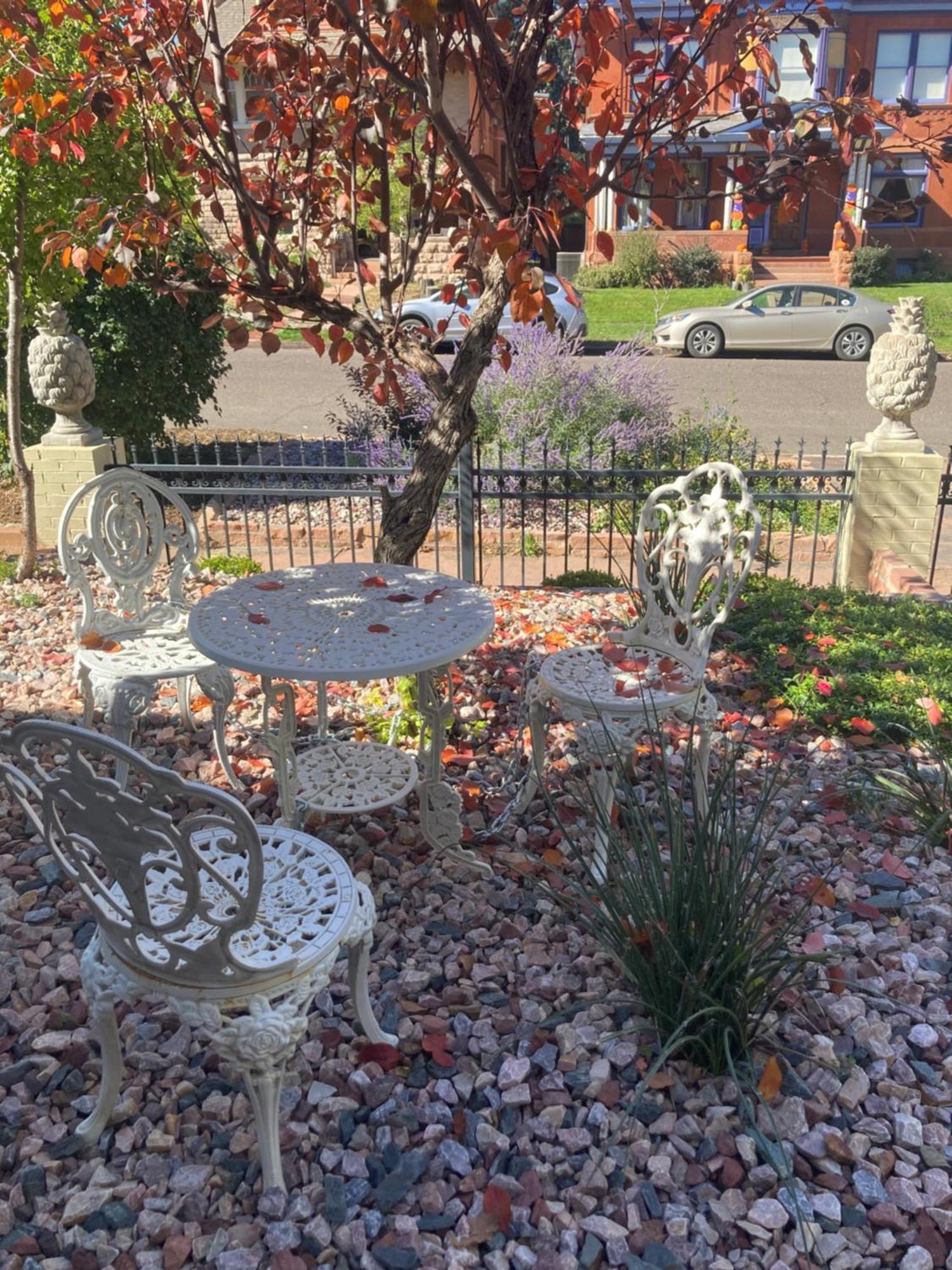 Pineapple House, Spacious 1st Floor Apartment! Center! 96 Walk Score! Free Parking! * DEN