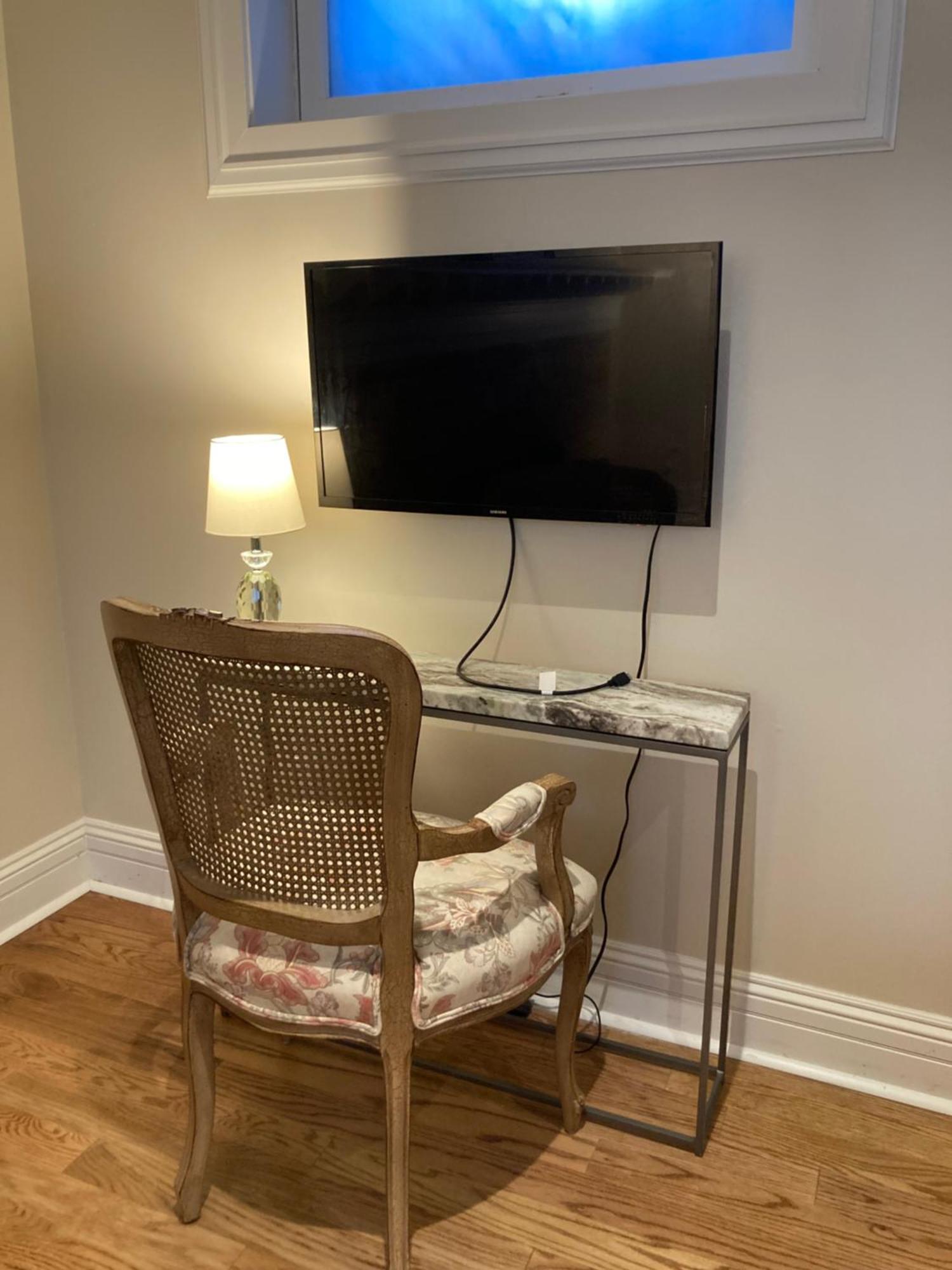 Pineapple House, Spacious 1st Floor Apartment! Center! 96 Walk Score! Free Parking! Appartement DEN